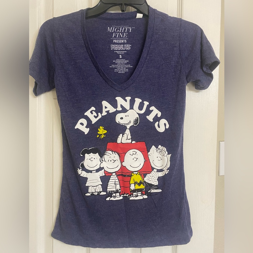 Like NEW! Mighty Fine Peanuts Snoopy Graphic V-neck Tee Tshirt Size small